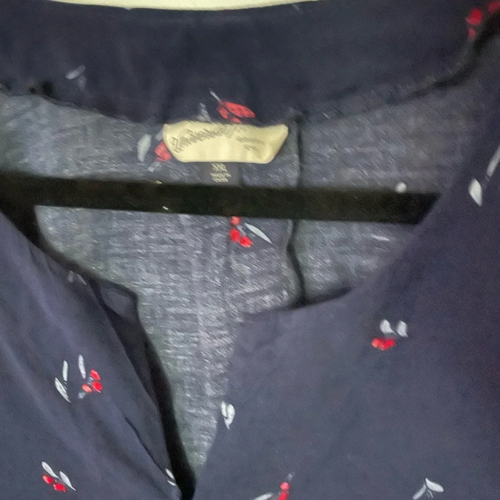 Universal Threads top - Picture 2 of 2